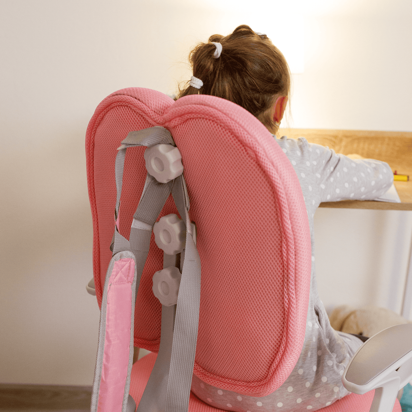 Scaun reglabil cu suport pentru picioare și curele, roz/alb, ANAIS